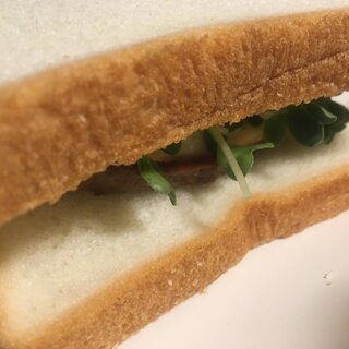 かいわれの月見ハンバーグサンド